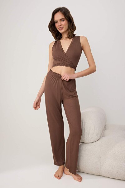 Συλλογή Trendyol Καφέ διπλό σετ πιτζάμες με δαντέλα και λεπτομέρειες από βισκ...