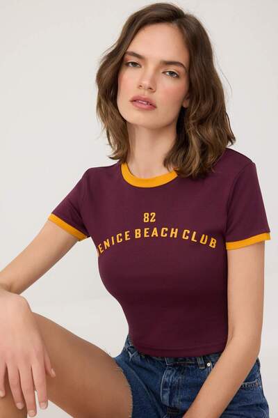 Συλλογή Trendyol Μπλουζάκι με κοντό μανίκι σε χρώμα δαμασκηνί, εφαρμοστό/στεν...