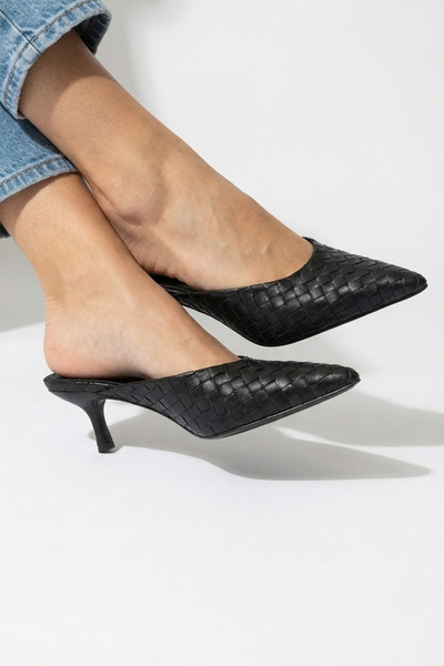 LUVETTO Μαύρες πλεκτές παντόφλες Sabo με μυτερή μύτη και λεπτό τακούνι 4 εκ. ...