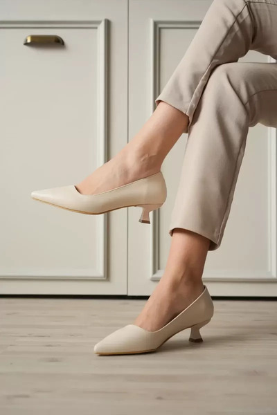 Belinora Μπεζ γυναικεία καθημερινά παπούτσια στιλέτο με χαμηλό τακούνι TR20MS03B