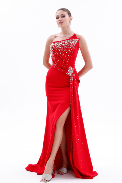 BDM Exclusive Asimetrik Drape İnci Taş Aplikeli Yırtmaçlı Krep Abiye Elbise