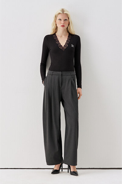 Sagaza Studio SS6163 جسم مزين بالدانتيل مع ياقة مزينة بأزرار كبس