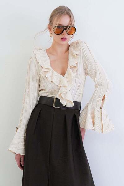 Trend Alaçatı Stili Εκρού μπλούζα με λαιμόκοψη V και ισπανικό βολάν μανίκια A...