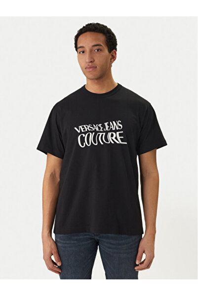 Versace تي شيرت رجالي من القطن بقصة عادية وياقة دائرية وأكمام قصيرة وشعار مطب...