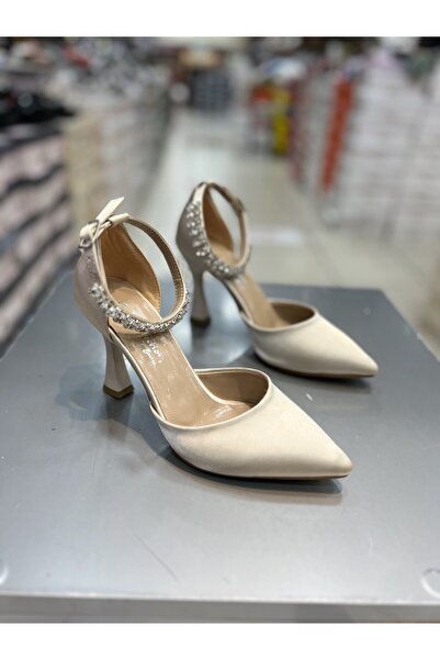 Hacıoğlu Ayakkabı Κομψά παπούτσια με τακούνι με λεπτομέρεια από πέτρα και σατ...