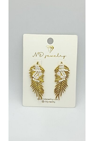 ndjewelry أقراط ذهبية بتفاصيل من الحجر الأبيض على شكل أوراق الشجر