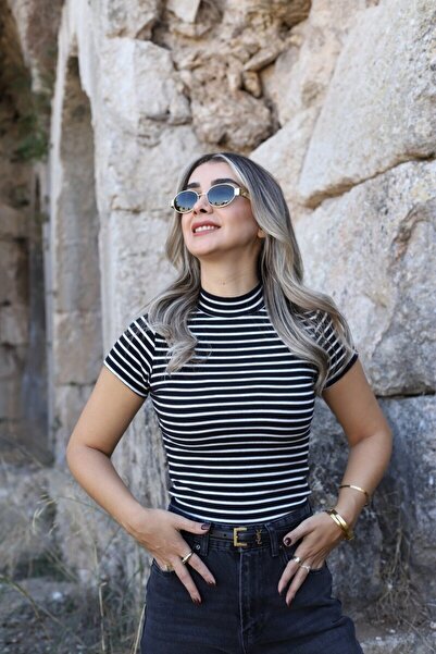 bytugcekaya Μαύρο και άσπρο ριγέ μισό ζιβάγκο Crop Top