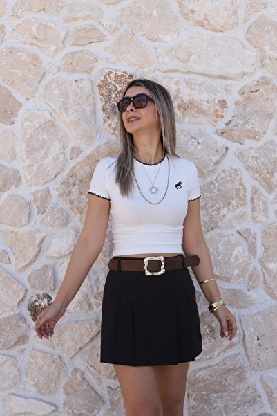 bytugcekaya Μπλουζάκι Εκρού με λαιμόκοψη ποδηλάτου Με κέντημα Κοντό