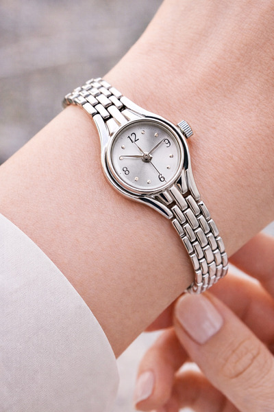 Weluxa Minimal Women's Wristwatch Silver Color Elegant Daily Use Gift Boxed