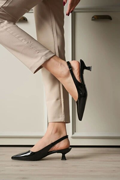 Belinora Γυναικεία μαύρα λουστρίνια παπούτσια με χαμηλό τακούνι TR20MS04E