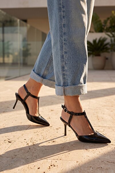 Modezya Γυναικεία παπούτσια με τακούνι Begonia από μαύρο λουστρίνι με λουράκι...