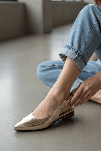 DİVOLYA Παπούτσια Metua Gold με μυτερή μύτη και τακούνι 2 εκ.