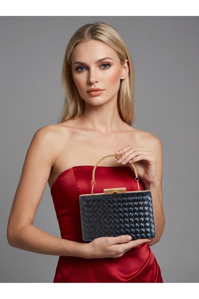 Biçanta Μαύρο χρώμα με χρυσή λεπτομέρεια B.O.T.T.E.G.A με σχέδιο χειροποίητης...