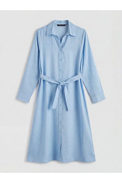 LC Waikiki NEVAVM με τη διαφορά LCW STUDIO Μπλε ριγέ φόρεμα πουκάμισο από ποπ...