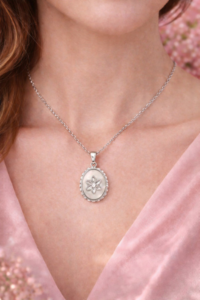 Sylvera Shop Vintage Steel Necklace with Pearlescent Flower Motif (Silver Color)