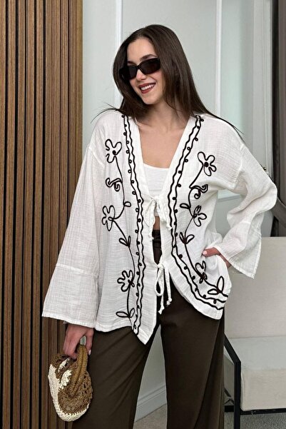 Noi Belis Υφαντό κιμονό με κεντητό σχέδιο και λεπτομέρεια δεσίματος SS26BZ0145