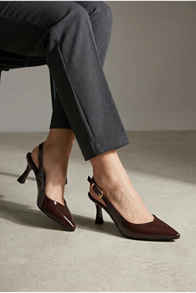 NUG Γυναικεία παπούτσια Celestine από λουστρίνι σε καφέ χρώμα με αγκράφα και ...