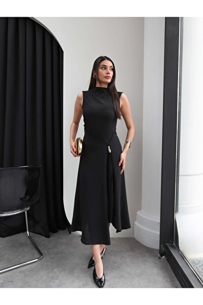 ESRAHELVACI Ασύμμετρο φόρεμα με χρυσή αγκράφα και σκίσιμο