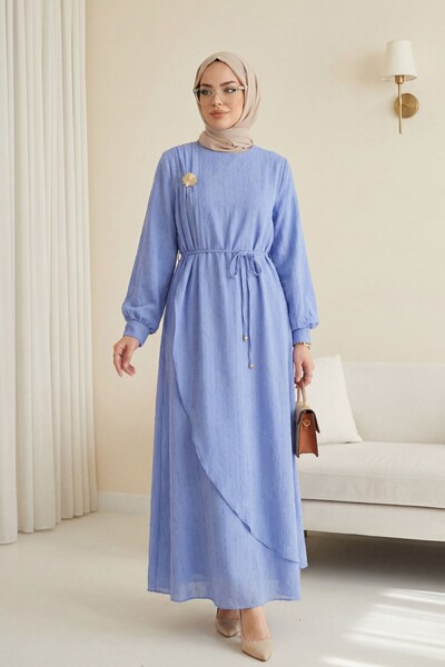 HİJABAYA Λινό φόρεμα με διπλή επένδυση, δέσιμο στη μέση και καρφίτσα στο μπρο...