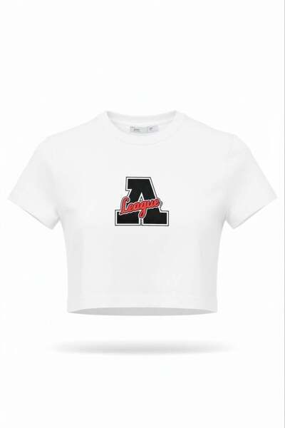 Miss Poem Γυναικείο λευκό μπλουζάκι με στάμπα A League, κοντό κροπ, με λαιμόκ...