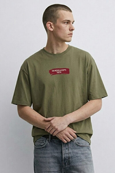 MATERIAL Ανδρικό μπλουζάκι χακί με στάμπα με κείμενο σε μεγάλο μέγεθος