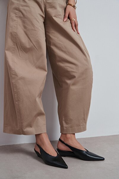 NİŞANTAŞI SHOES Nino Siyah Mat Arka Bant Detay Sivri Burun Kadın Dolgu Topukl...