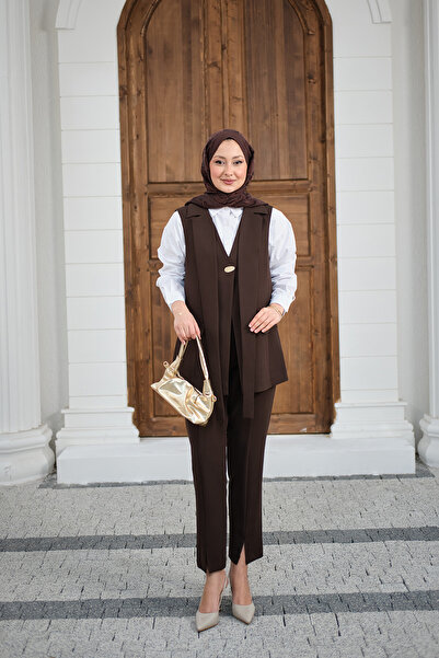 LOCCO Γυναικείο κοστούμι με χρυσά κουμπιά και λεπτομερές γιλέκο σε καφέ χρώμα