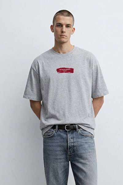 MATERIAL Ανδρικό μπλουζάκι Grimelange με στάμπα κειμένου σε μεγάλο μέγεθος