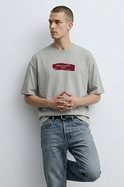 MATERIAL Ανδρικό μπλουζάκι μεγάλου μεγέθους με στάμπα κειμένου σε γκρι χρώμα