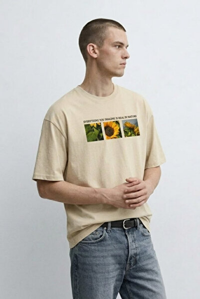 MATERIAL Ανδρικό μπλουζάκι σε μπεζ χρώμα με φλοράλ στάμπα