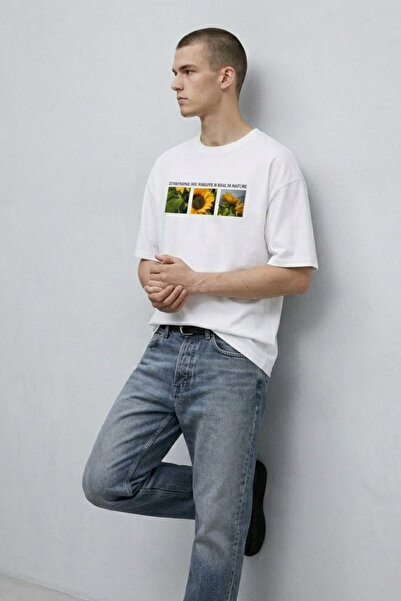 MATERIAL Ανδρικό λευκό μπλουζάκι με φλοράλ στάμπα σε μεγάλο μέγεθος