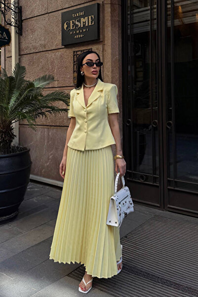 Ortaya Çık Κίτρινη πλισέ φούστα με κοντομάνικο μπλέιζερ κοστούμι