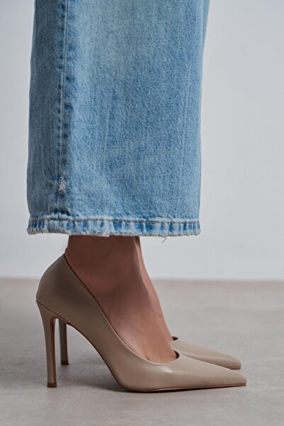 NİŞANTAŞI SHOES Γυναικείο στιλέτο Lunara σε σκούρο μπεζ ματ με μυτερή μύτη