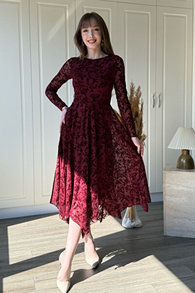 Dilay Gökoğlu Butik Βελούδινο φλοράλ κεντημένο ασύμμετρο μίντι φόρεμα σε μπορ...