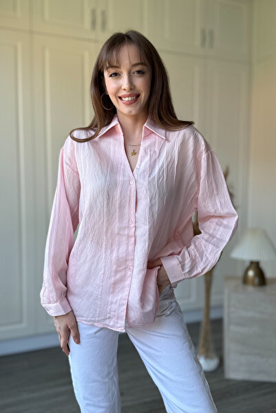 Dilay Gökoğlu Butik Πουκάμισο με υφή και λαιμόκοψη V σε ροζ χρώμα