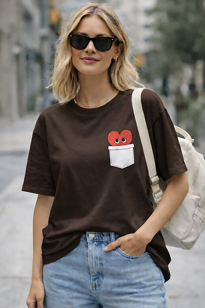 ArtYus Μπλουζάκι Unisex Oversize με λεπτομέρεια τσέπης και στάμπα καρδιάς – Β...