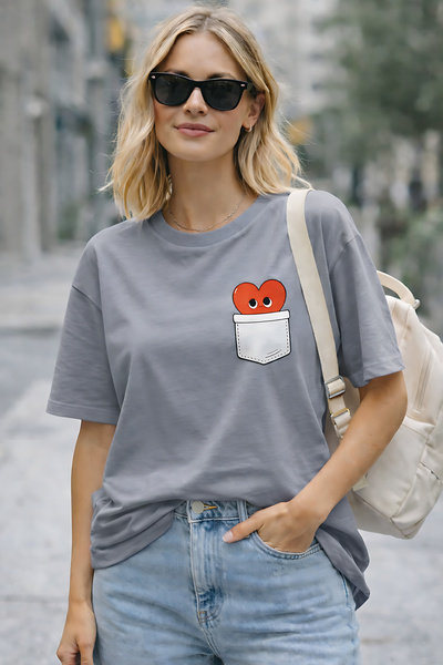 ArtYus Μπλουζάκι Unisex Oversize με λεπτομέρεια τσέπης και στάμπα καρδιάς – Β...