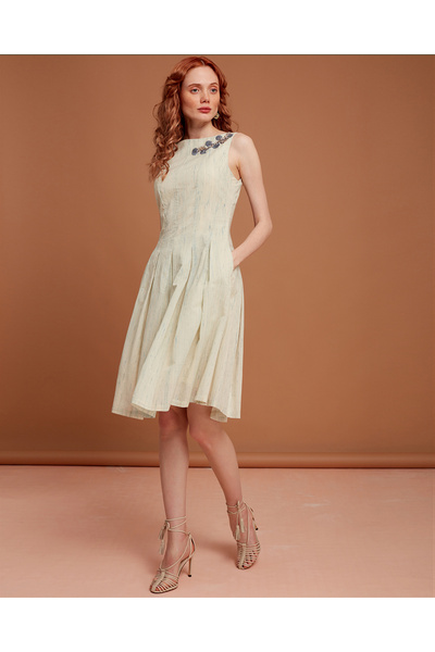 amille Kolsuz Yakası Boncuk ve Nakış İşlemeli Eteği Kalın Pileli Midi Boy Elbise