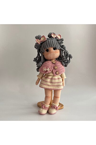 TOIVOS El Örgüsü Amigurumi Bebek | Kıvırcık Gri Saçlı Cepkenli Pembe Elbiseli