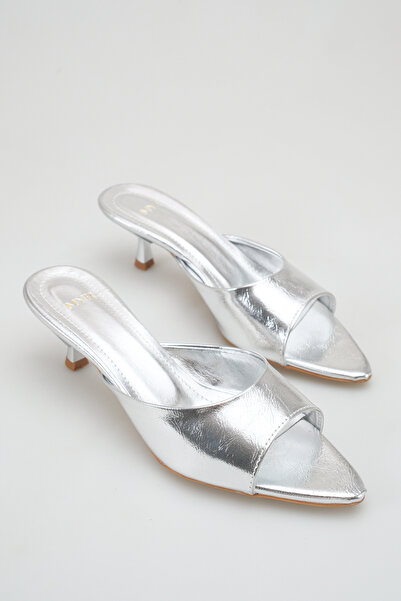 meyra'nın ayakkabıları Γυναικεία πέδιλα με μυτερή μύτη και τακούνι, ασημί Yanki