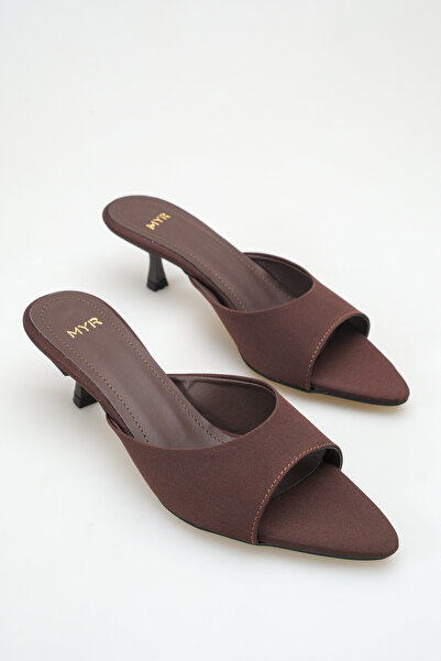 meyra'nın ayakkabıları Γυναικεία πέδιλα με μυτερή μύτη και τακούνι σε καφέ σατέν