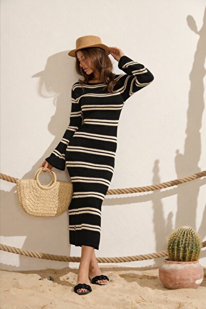 Sea Style Μακρύ Πλεκτό Φόρεμα με Ανοιχτή Πλάτη και Ρίγες – Κομψό και Μοντέρνο...