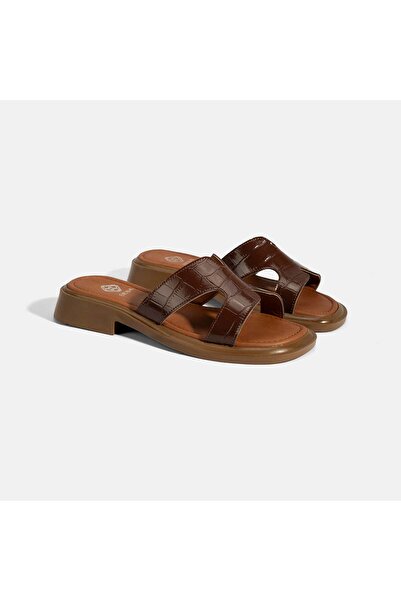 Desa Γυναικείες δερμάτινες παντόφλες σε καφέ χρώμα με στάμπα κροκόδειλου