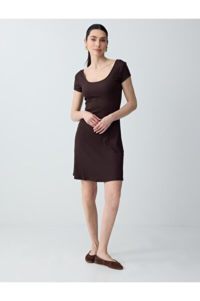 Jimmy Key Πλεκτό μίνι φόρεμα με κοντό μανίκι και λαιμόκοψη U σε στενή γραμμή ...