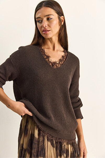 Bianco Lucci Γυναικείο πλεκτό πουλόβερ V Y με λεπτομέρεια από δαντέλα TK26101...