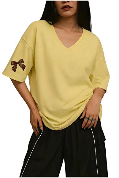 E-ROMA Μπλουζάκι με στάμπα κορδέλας στο μανίκι, με λαιμόκοψη V, oversized 2VQ6
