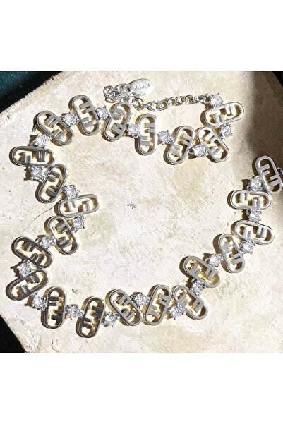 neslyaccessories قلادة فضية مرصعة بالأحجار مع شعار العلامة التجارية