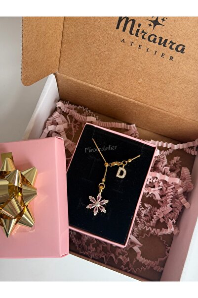 Miraura Atelier Harfli Pembe Nergis Çiçeği Kolye
