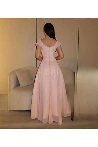 Mazoon Fashion فستان سهرة وردي بقصة أنثوية ناعمة