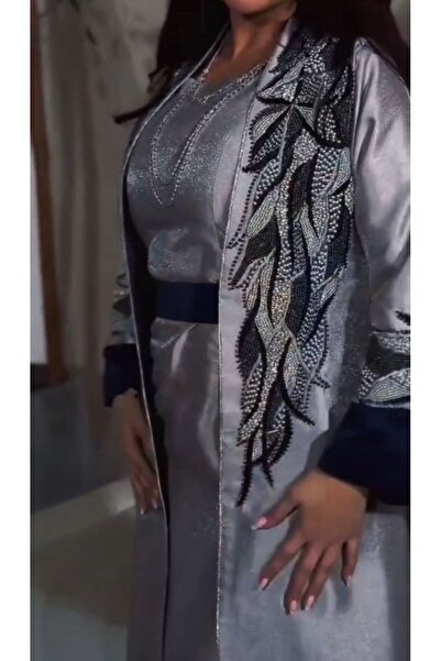 NALA FASHION فستان بقصّة ياقة مربعة تضيف لمسة كلاسيكية أنيقة وتبرز جمال منطقة...